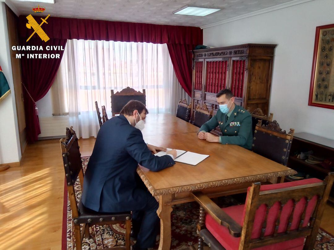 La Guardia Civil y los farmacéuticos de Palencia firman un convenio de colaboración para reforzar la seguridad de nuestros mayores y personas vulnerables