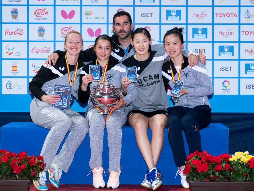 Las jugadoras del UCAM Cartagena Tenis de Mesa junto a su entrenador Jesús Cantero