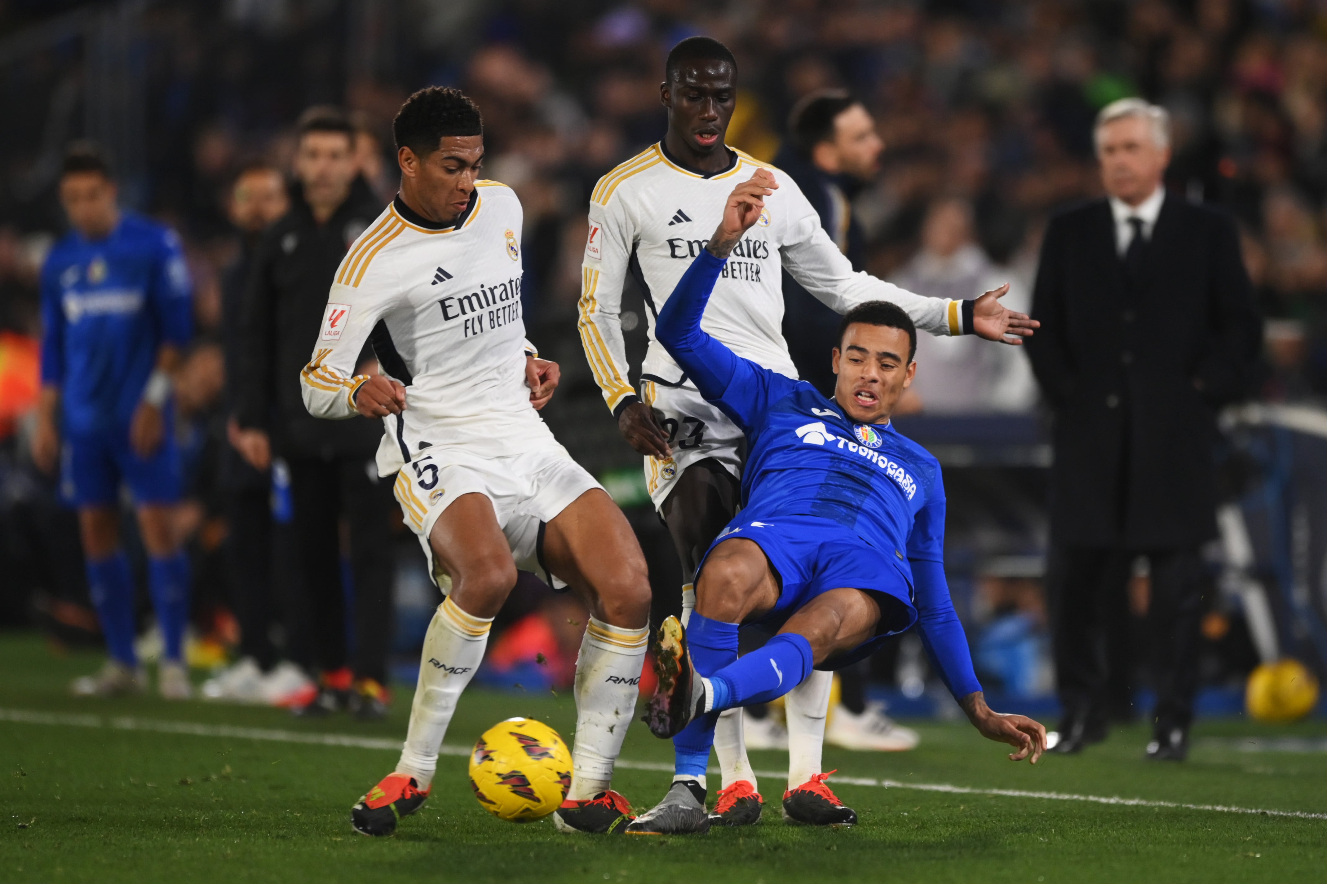 Mason Greenwood y Jude Bellingham pelean la pelota durante el Getafe-Real Madrid