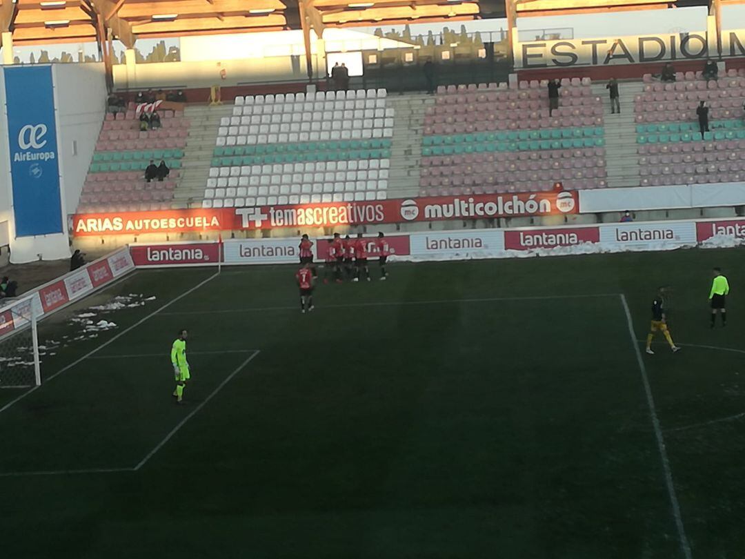 Los rojiblancos celebran el gol de la victoria