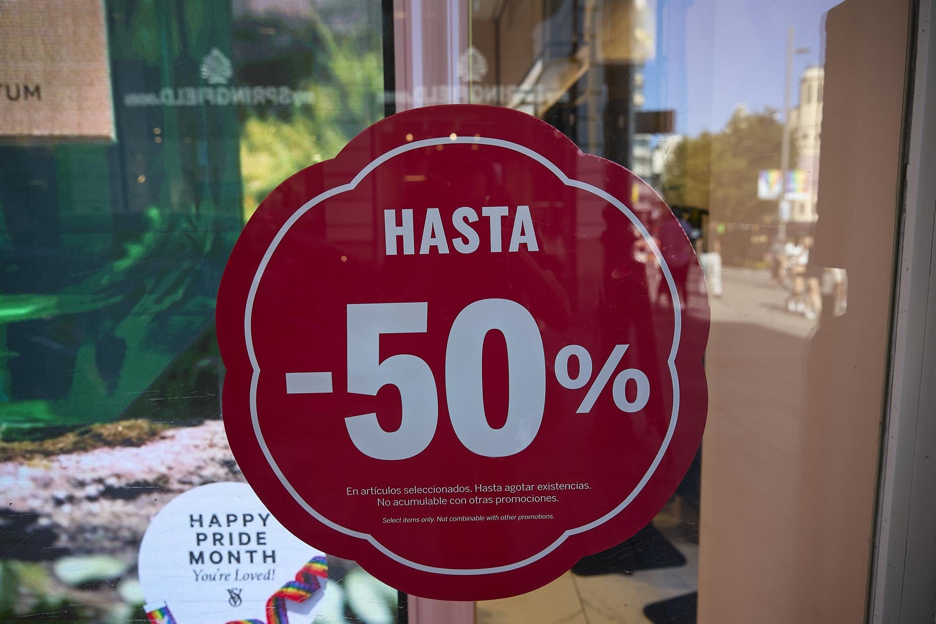 Un escaparate anuncia las rebajas de una tienda