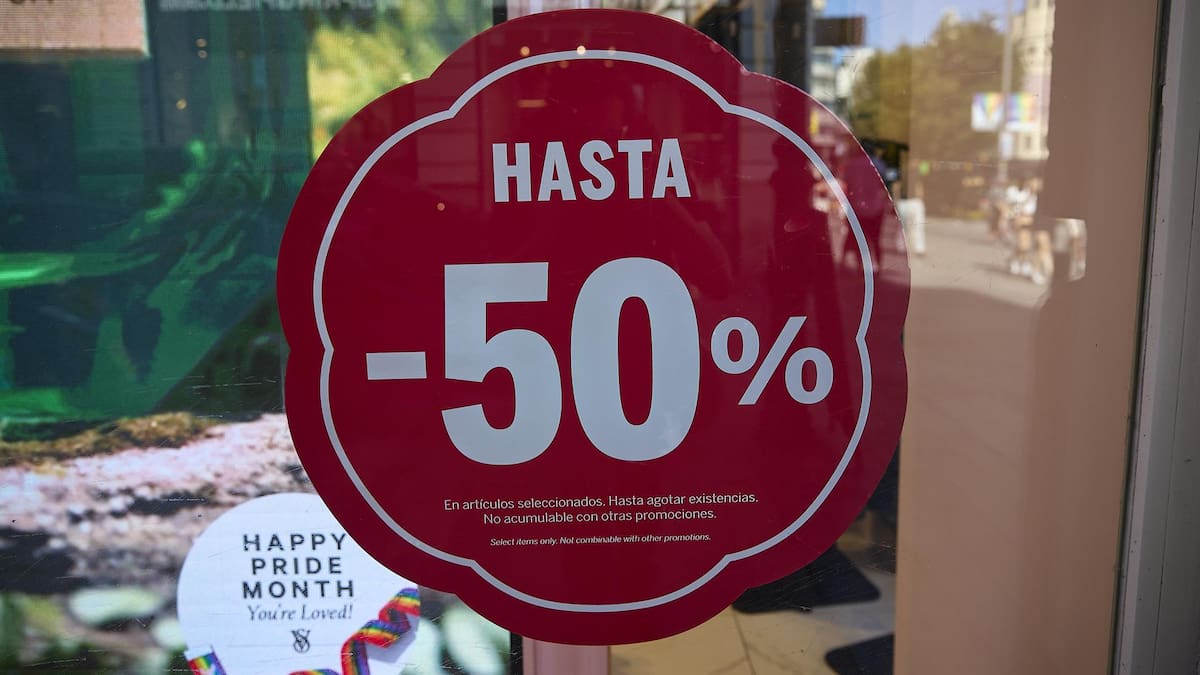 Consumur pide a los consumidores que exijan calidad en los productos rebajados y reclamen si sufren abusos