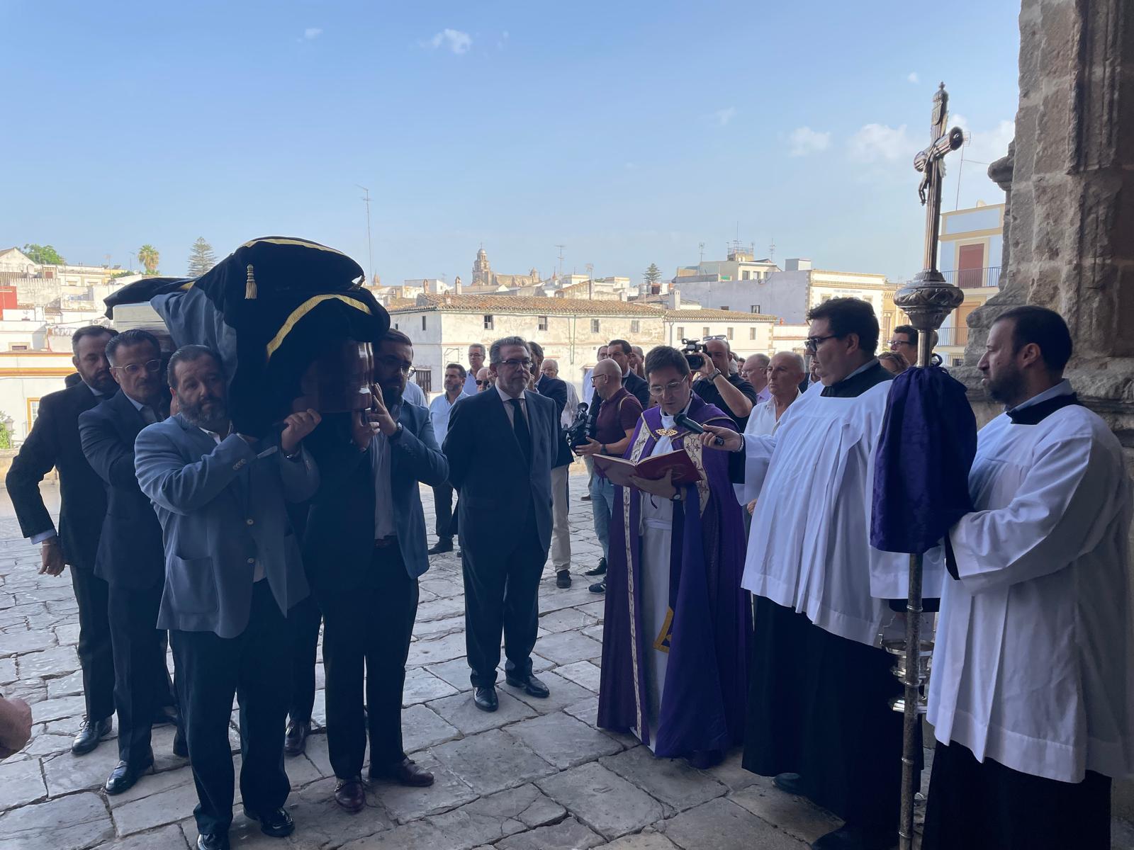 El féretro con los restos de Andrés Luis Cañadas Machado llegando a la Catedral de Jerez