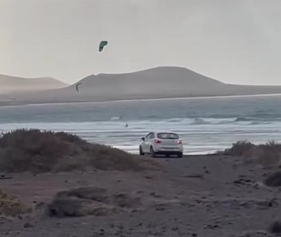 Un vehículo circulando por las dunas de Caleta de Famara.