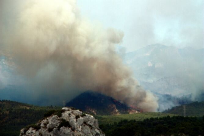 Incendi a la Serra de la Creu de Tivissa vist des del camí de Gavadà.