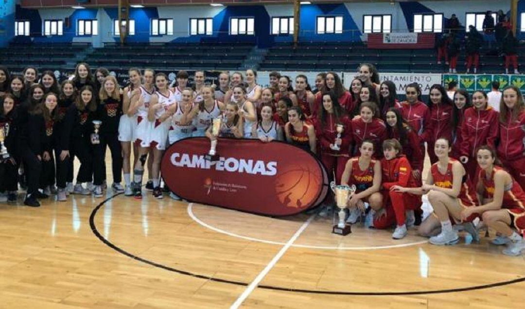 Foto final con las 4 selecciones participantes en el Memorial Juan de Mena