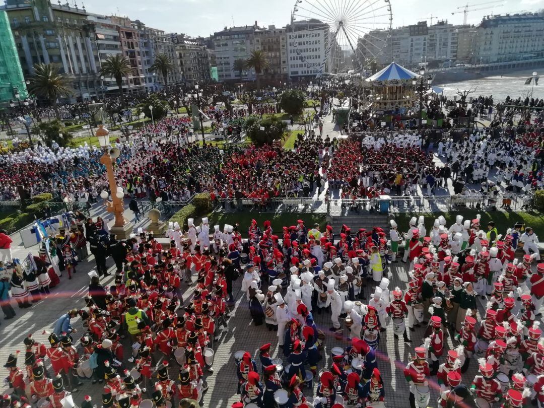 Decenas de niños, preparados en los jardines de Alderdi Eder momentos antes de comenzar la tamborrada infantil, en una imagen de archivo.