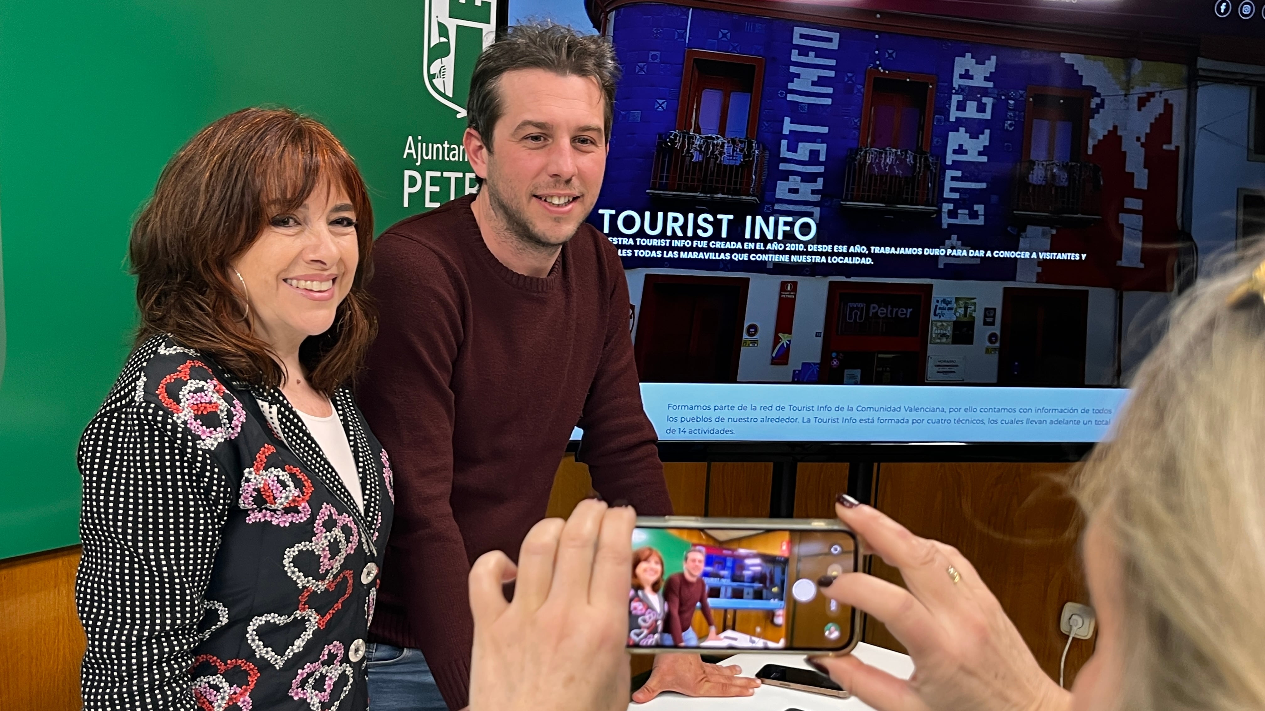 Sara Sánchez, responsable de la Oficina de Turismo de Petrer, junto a David Morcillo, concejal de Turismo del municipio