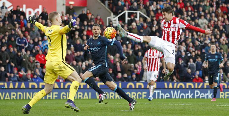 Bojan encara a Joe Hart en el Britannia Stadium