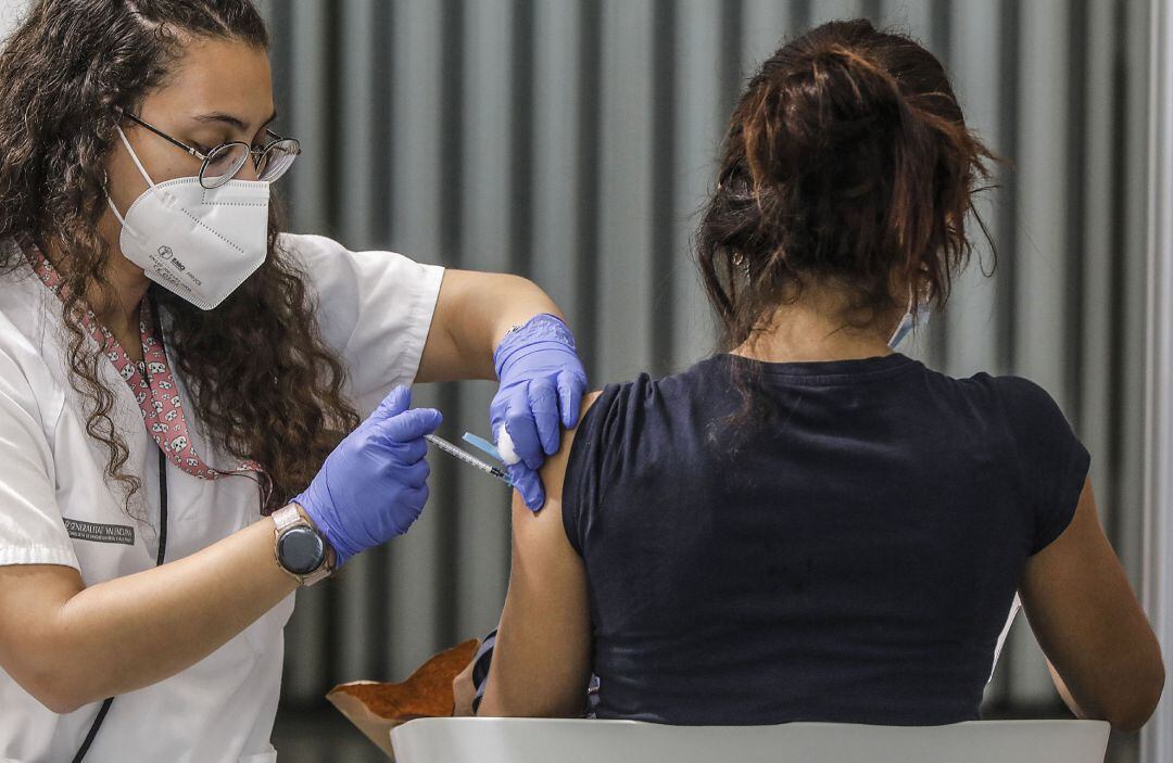 Una joven recibe la vacuna contra el Covid-19.