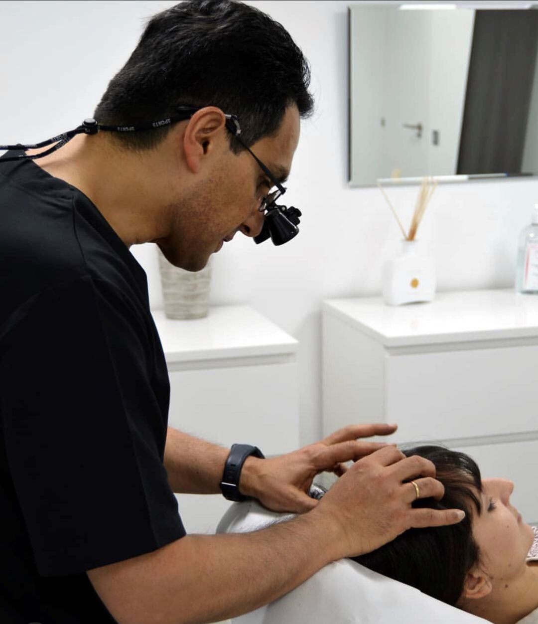 E doctor Amir Tarighpeyma, responsable de la Unidad de Medicina y Trasplante Capilar del Hospital Quirónsalud Infanta Luisa