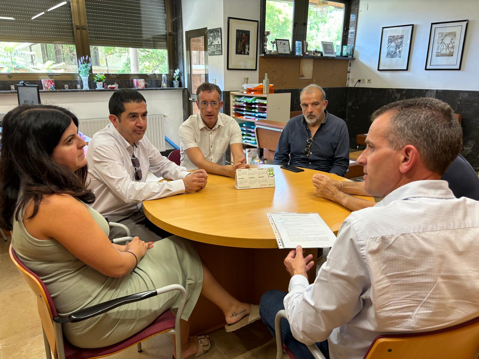 Los dirigentes socialistas alcoyanos junto a la directora del CEIP El Romeral en la reunión mantenida en la visita del diputado del PSPV-PSOE José Luis Lorenz.