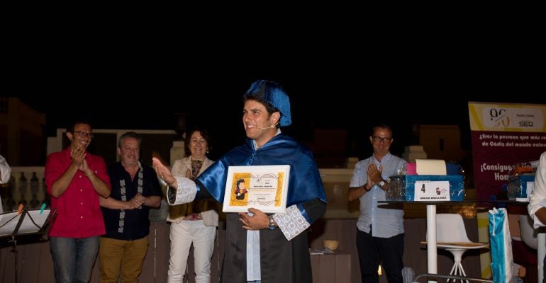 Javier Orellana, con birrete y toda de doctor, celebra su victoria en el concurso de Radio Cádiz