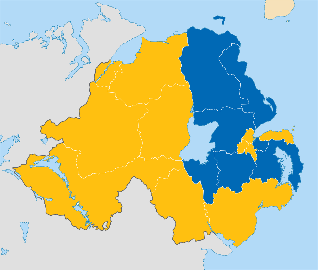 Resultados de la votación del Brexit en Irlanda del Norte. En amarillo las zonas que apoyaron la permanencia en la UE frente a las zonas en azul partidarias de la separación