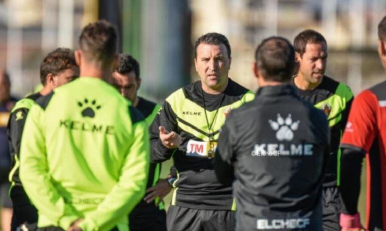 Josico habla con los jugadores durante un entrenamiento