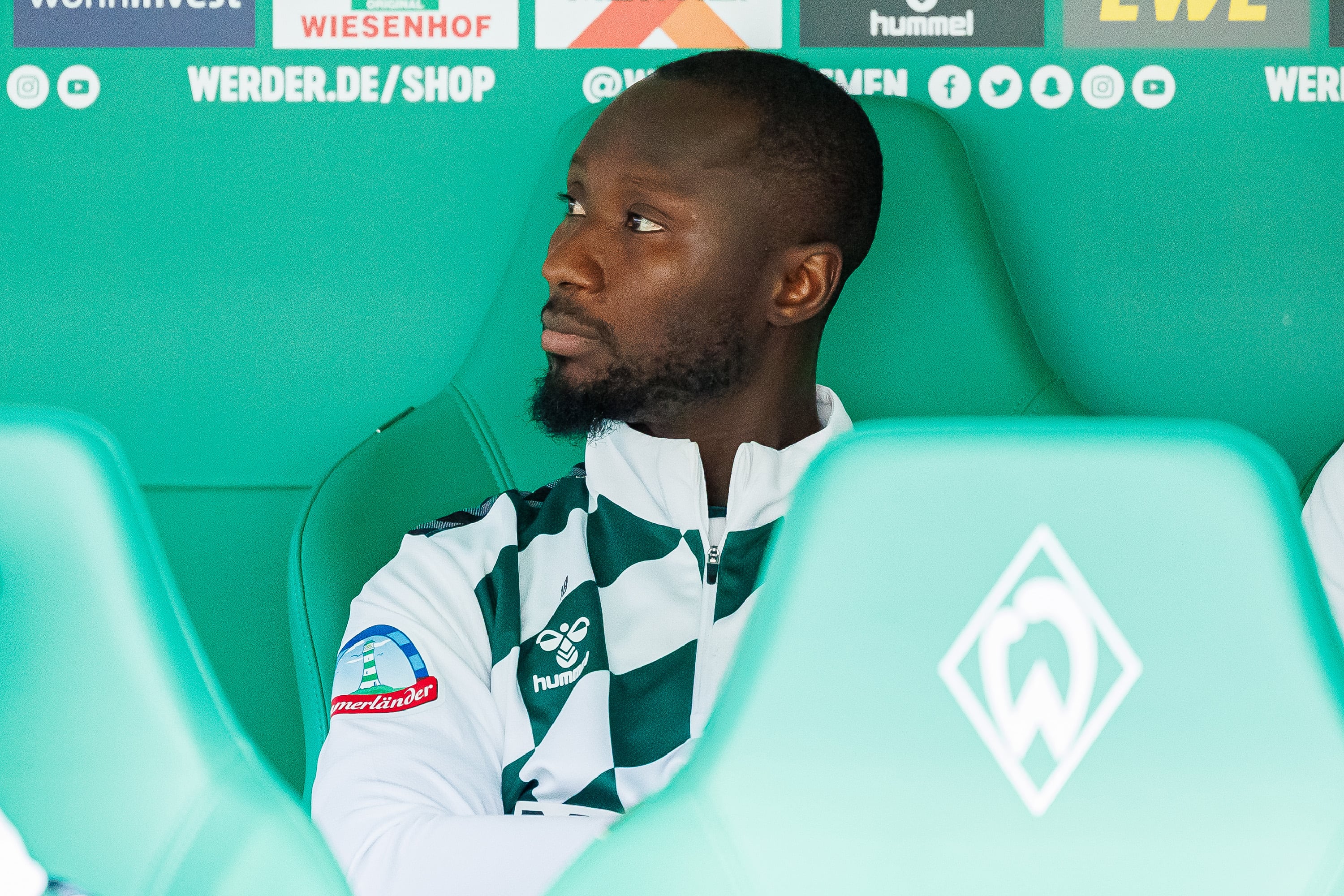 Naby Keita, en el banquillo del estadio del Werder Bremen durante un partido de la Bundesliga