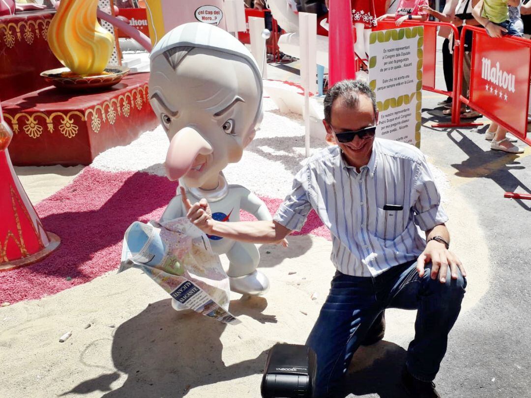 Pedro Duque con su ninot en las fiestas de Hogueras de Alicante