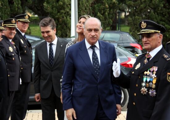 El cap de la Jefatura Superior de CNP, Agustín Castro, rep al ministre d'Interior Fernández Díaz. Just al darrera, el director general de la Policia, Ignacio Cosidó