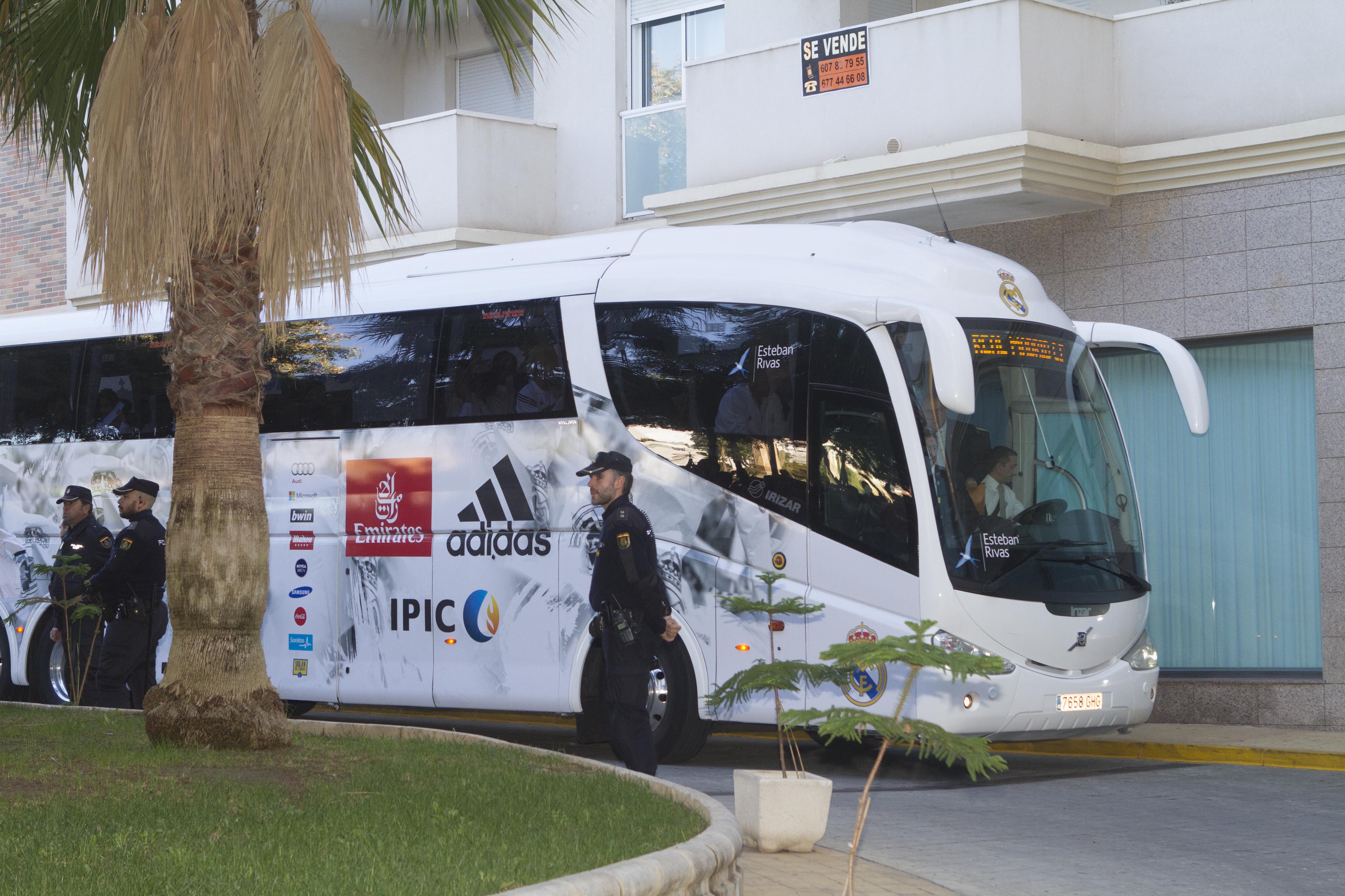 El autobús del Real Madrid en Almería en una de sus últimas visitas.