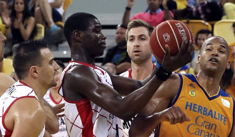 El jugador senegalés del Fuenlabrada Moussa Diagné se hace con la pelota ante Eulis Báez (d), del Gran Canaria, durante el partido de la quinta jornada de la fase regular de la Liga ACB de baloncesto.