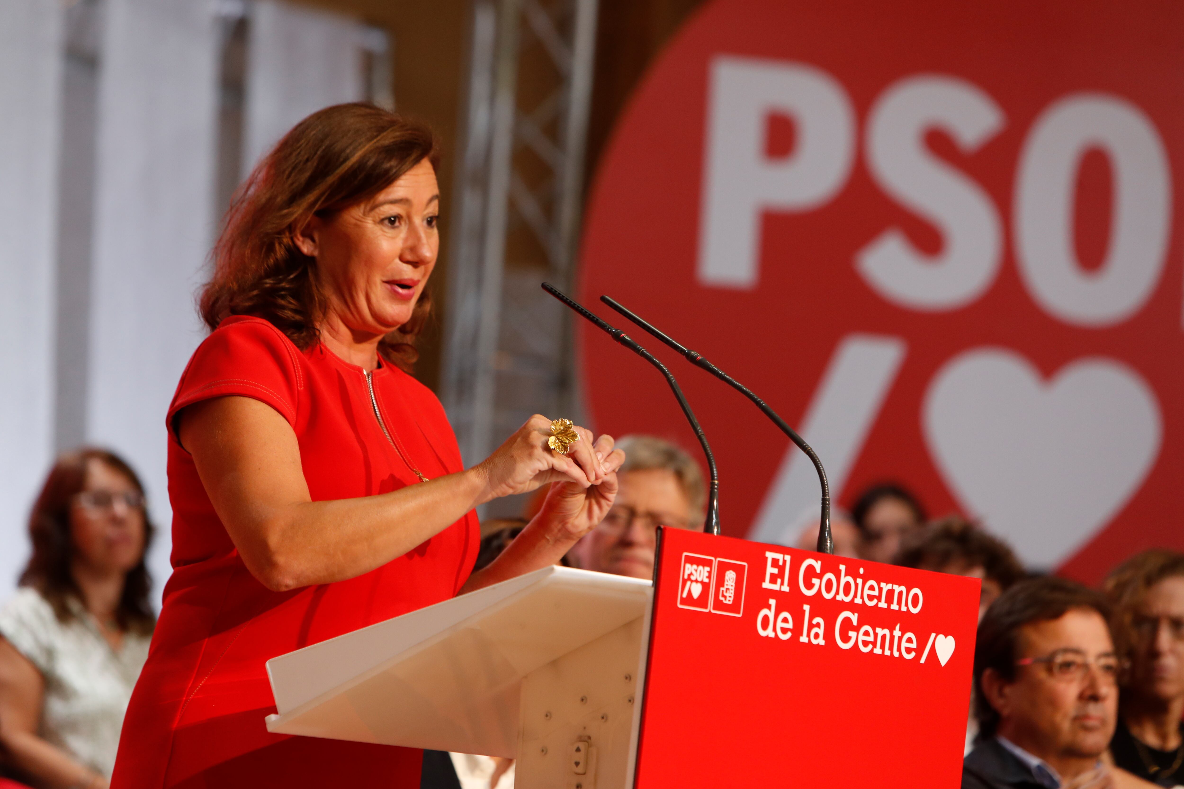 ZARAGOZA, 17/09/2022.- La presidenta de Baleares, Francina Armengol, conversa con el presidente de Aragón, Javier Lambán (i), durante la reunión del Consejo Político Federal del PSOE, este sábado, en Zaragoza. EFE/ Javier Belver
