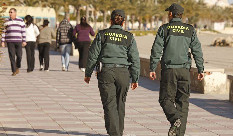 Dos agentes de la Guardia Civil