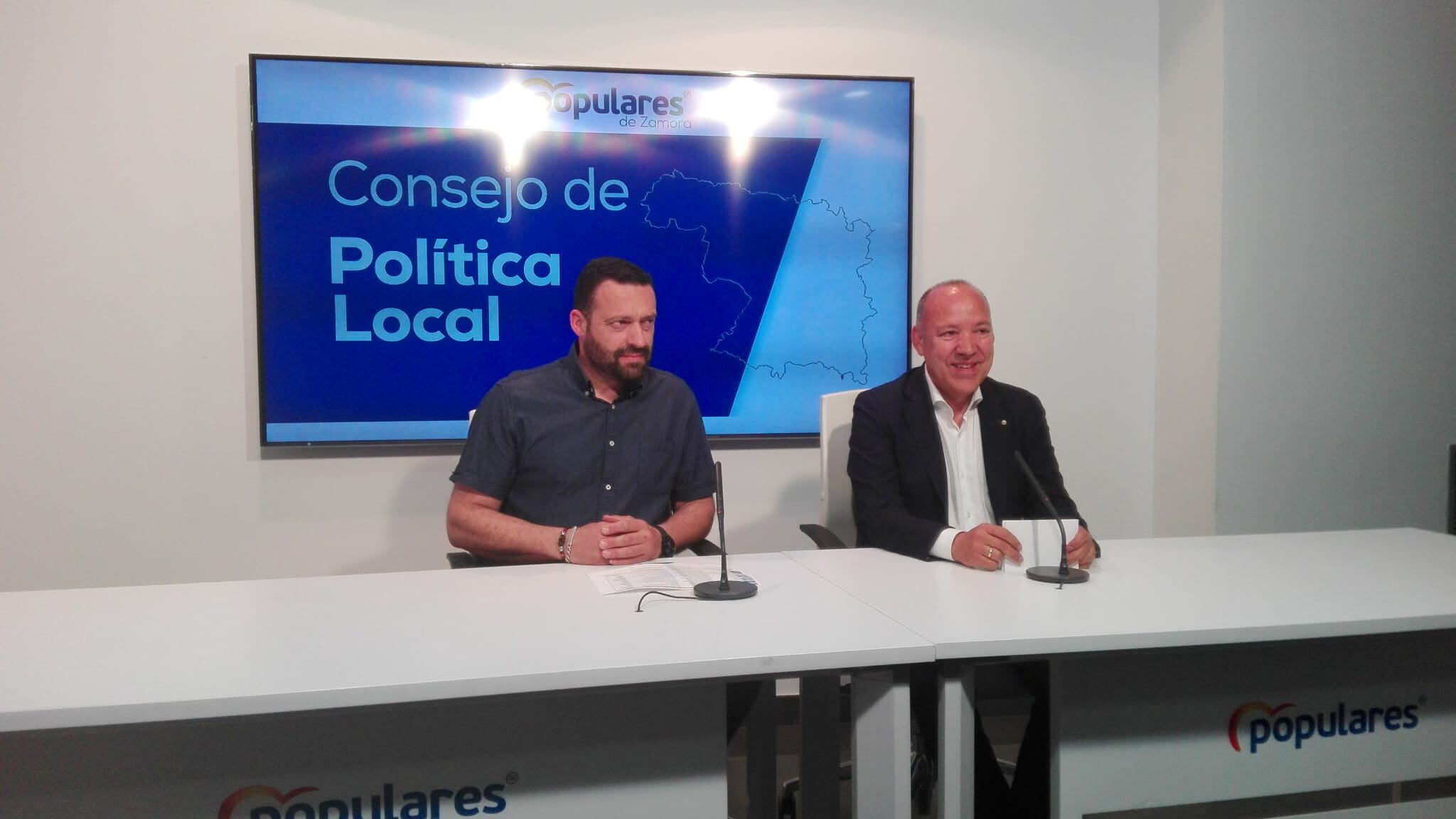 Manuel Martín, presdiente del CPL del PP, junto a José María Barrios