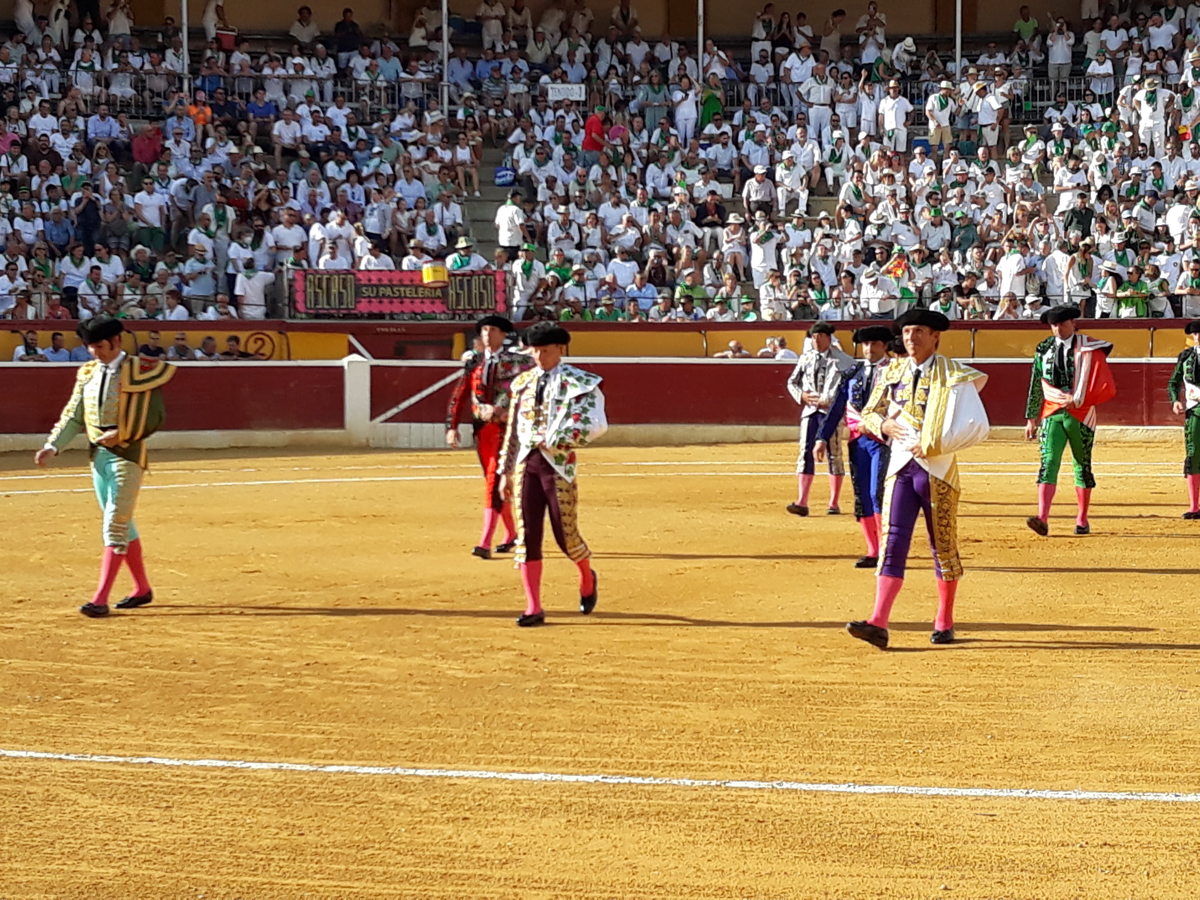 El Cordobés, a la derecha, hará su último paseíllo en Huesca