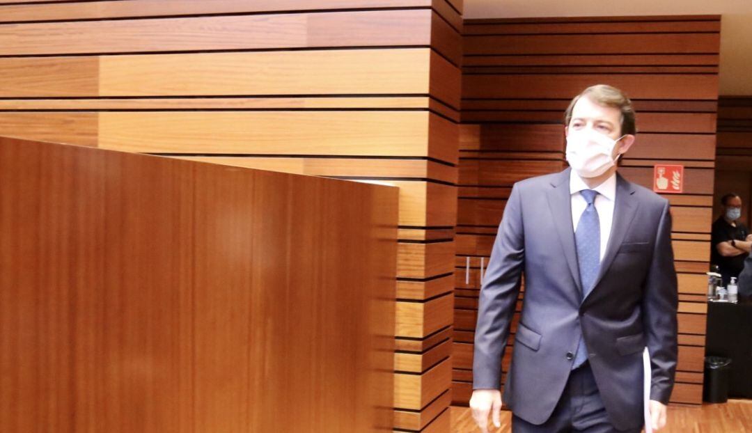 El presidente de la Junta entrando en el hemiciclo