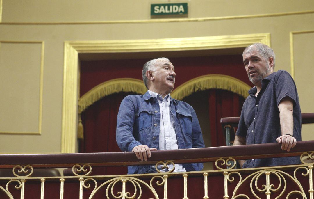 Los líderes sindicales Pepe Álvarez y Unai Sordo, durante el debate de investidura fallida de Pedro Sánchez en el Congreso.