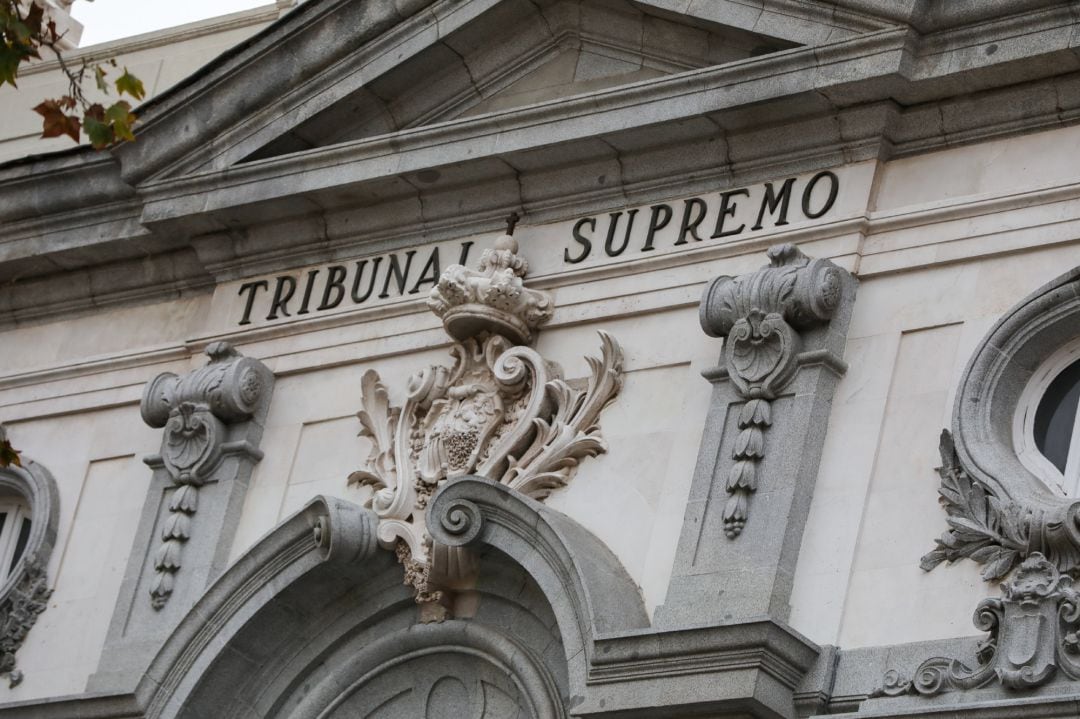 Escudo de España en la fachada del edificio del Tribunal Supremo. Archivo.