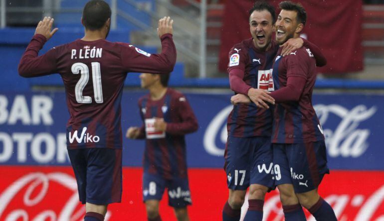Los jugadores del Eibar celebran un gol