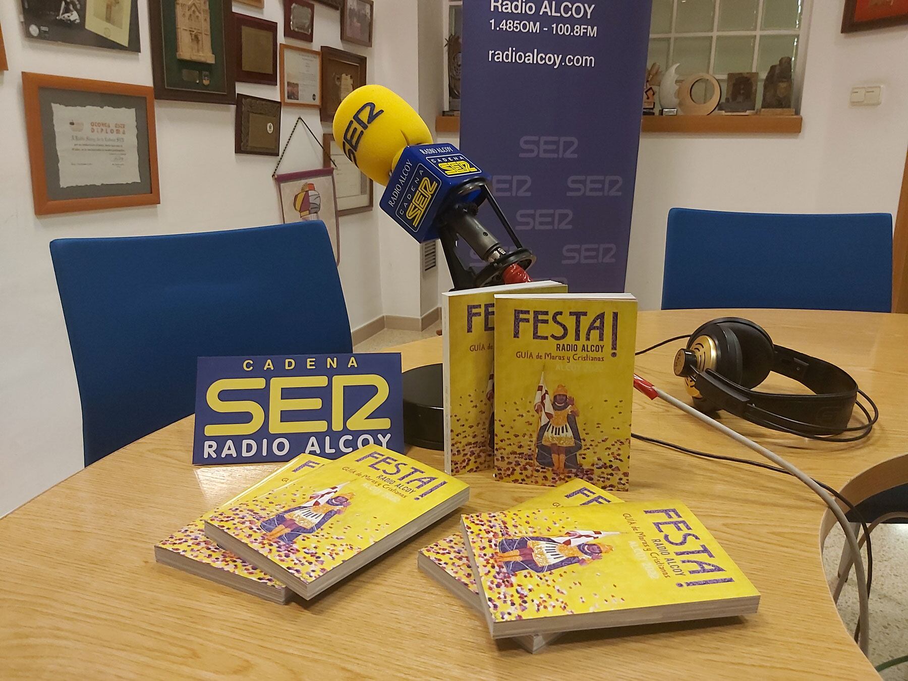 Varios ejemplares de la guía Festa!