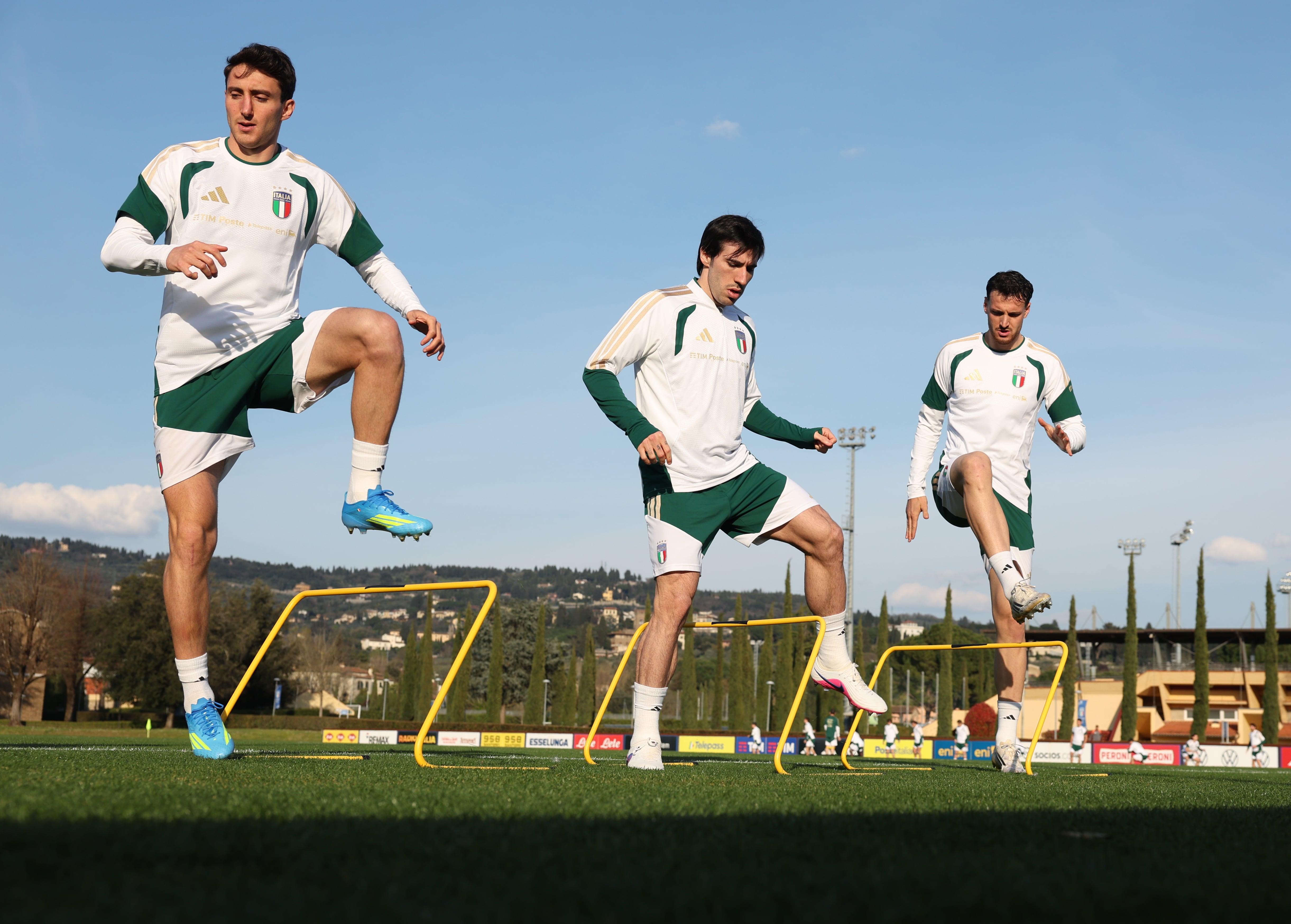 Cambiasso, Tonalli y Gatti, durante un entrenamiento. (Claudio Villa - FIGC/FIGC via Getty Images)