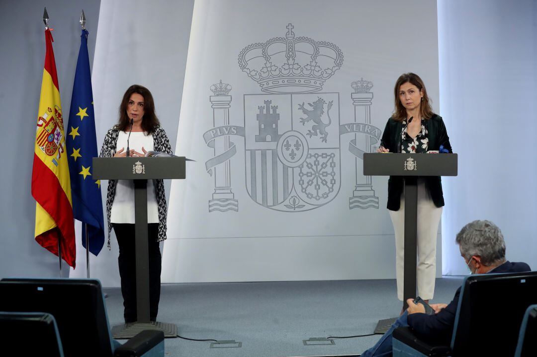 La secretaria de Estado de Sanidad, Silvia Calzón, junto a María Jesús Lamas, directora de la Agencia Española de Medicamentos