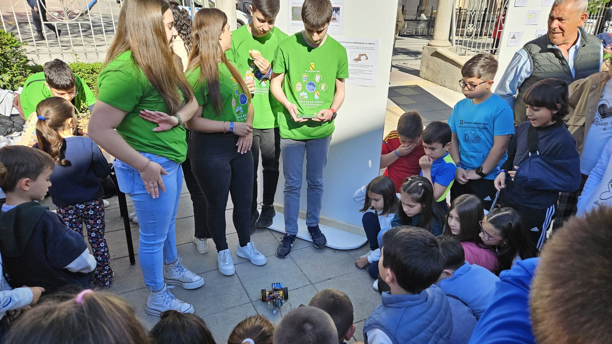 Alumnos/as del IES &#039;Juan López Morillas&#039; muestran sus coches teledirigidos a los alumnos de otros centros