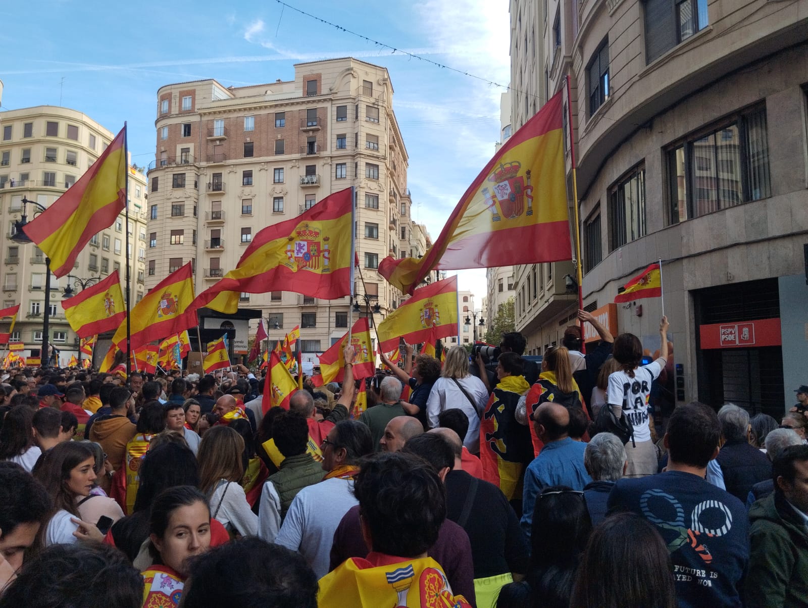 Asistentes a la manifestación convocada por Vox frente a la sede del PSPV en València