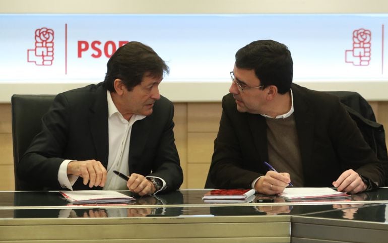 El presidente de la comisión gestora del PSOE, Javier Fernández (i), y el portavoz, Mario Jiménez, conversan al inicio de una reunión en Ferraz