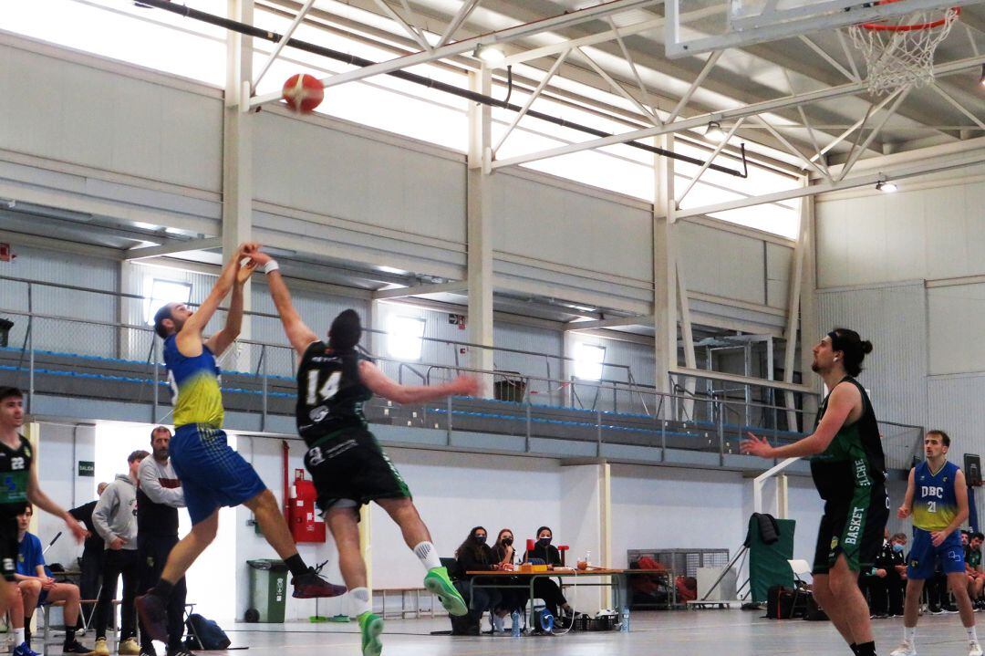 Tiro a canasta de jugador dianense.