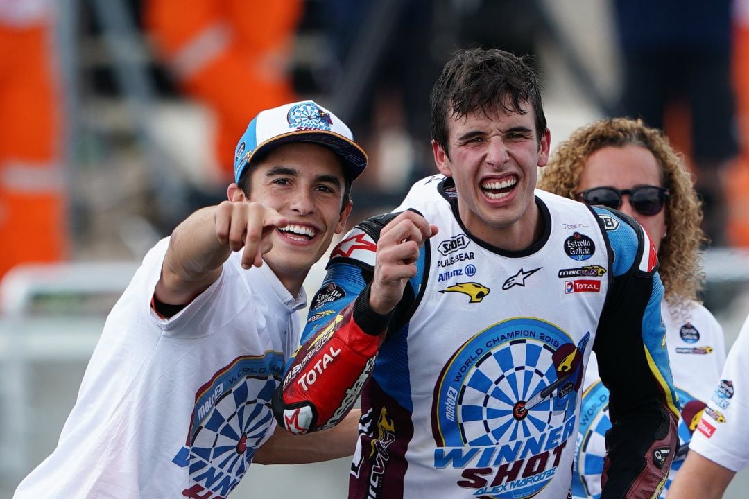 Los hermanos Marc y Àlex Márquez en Sepang, durante la celebración 