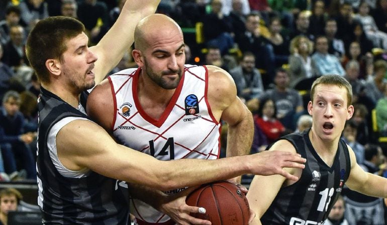 El pívot del Montakit Fuenlabrada, Xavi Rey (c), entra a canasta ante la oposición de Ivan Buva (i), de Dominion Bilbao Basket, durante el partido correspondiente a la novena jornada del Grupo B de la Eurocopa