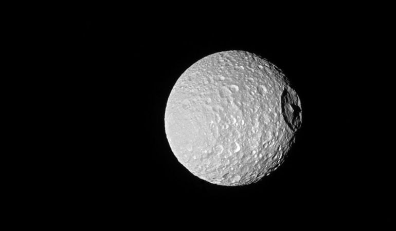 El satélite Mimas fotografíado por la NASA.