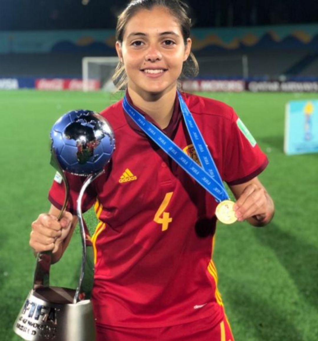 La jerezana posa con el trofeo y la medalla de campeona del Mundo sub17.