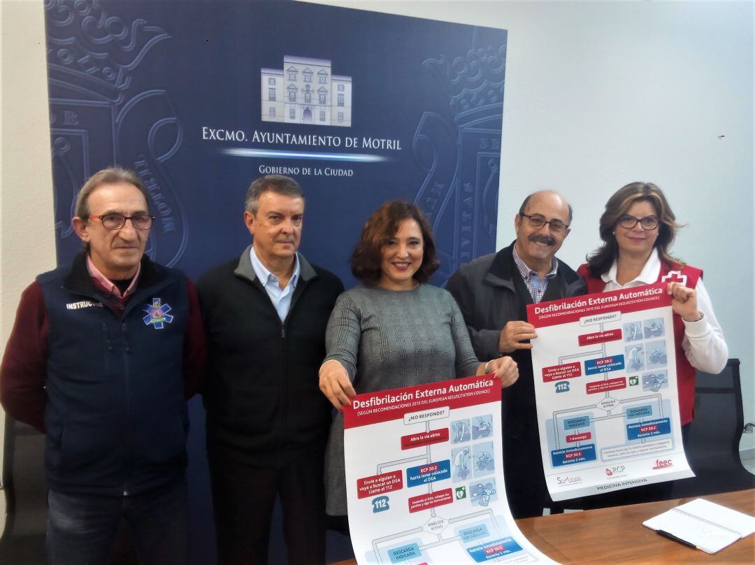 La concejala de Salud, Susana Peña, y miembros de la asociación de pacientes cardiacos &quot;Mucho Corazón&quot; presenta un taller de animación cardiopulmonar