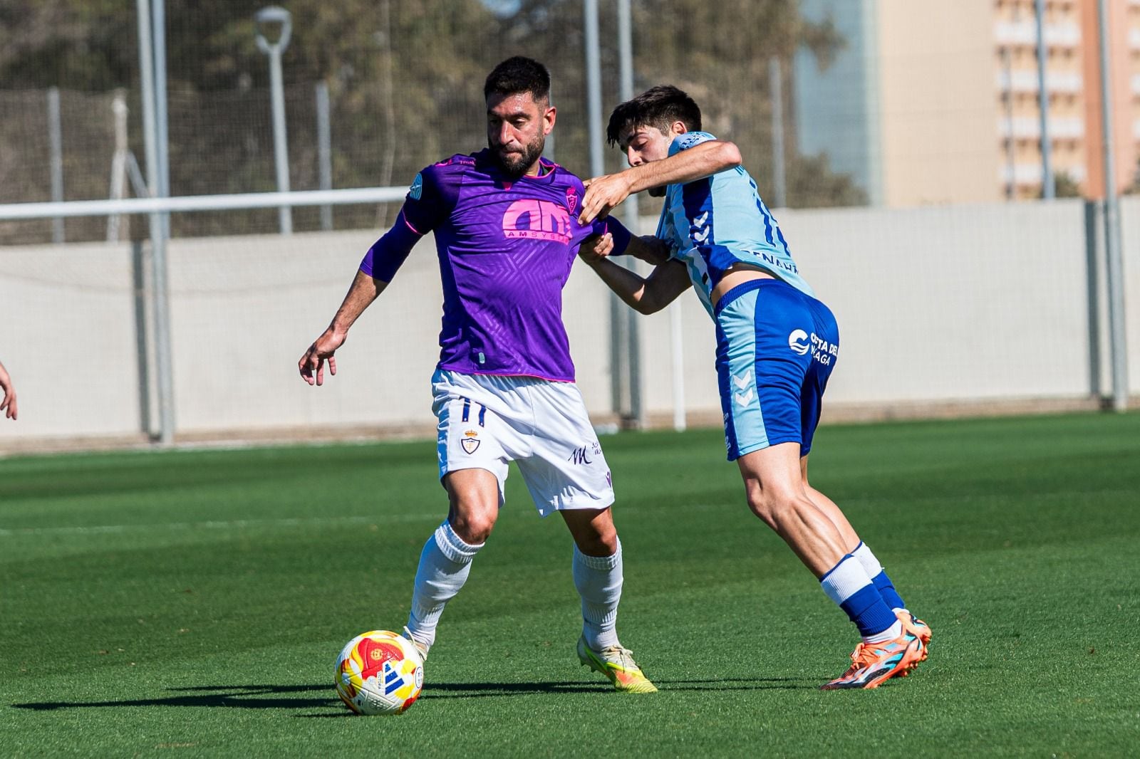 Mario Martos durante una jugada del partido contra el Atlético Malagueño.