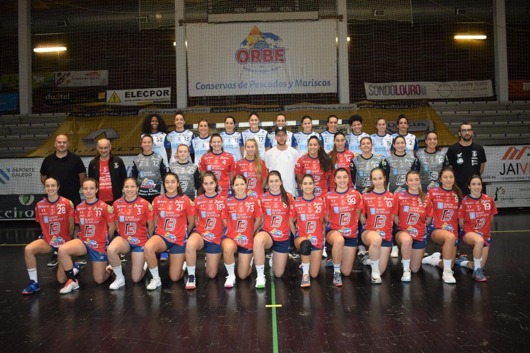 Rubén Blanco posando con el Rubensa Balonmano Porriño