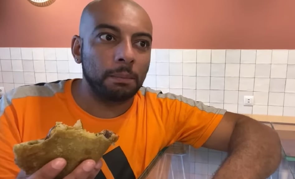 Youtube ha cerrado el canal de Borja Escalona &#039;Escalona TV&#039; tras su escándalo con la empanadilla en un bar de Vigo