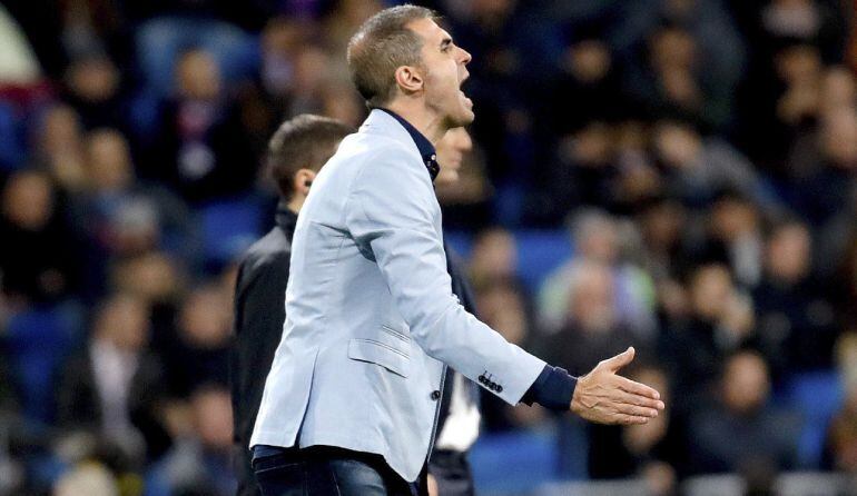 Gaizka Garitano da instrucciones a sus jugadores desde la banda del Bernabéu