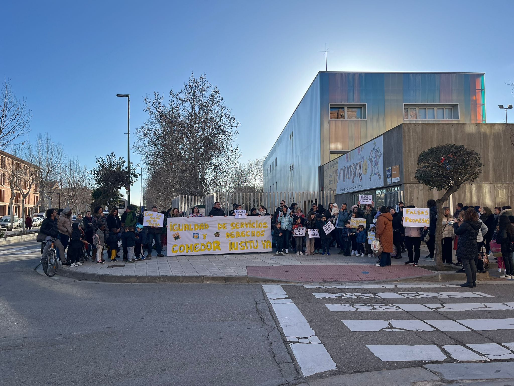 La comunidad educativa del colegio Cervantes de Ejea se ha manifestado esta mañana para exigir un comedor de calidad