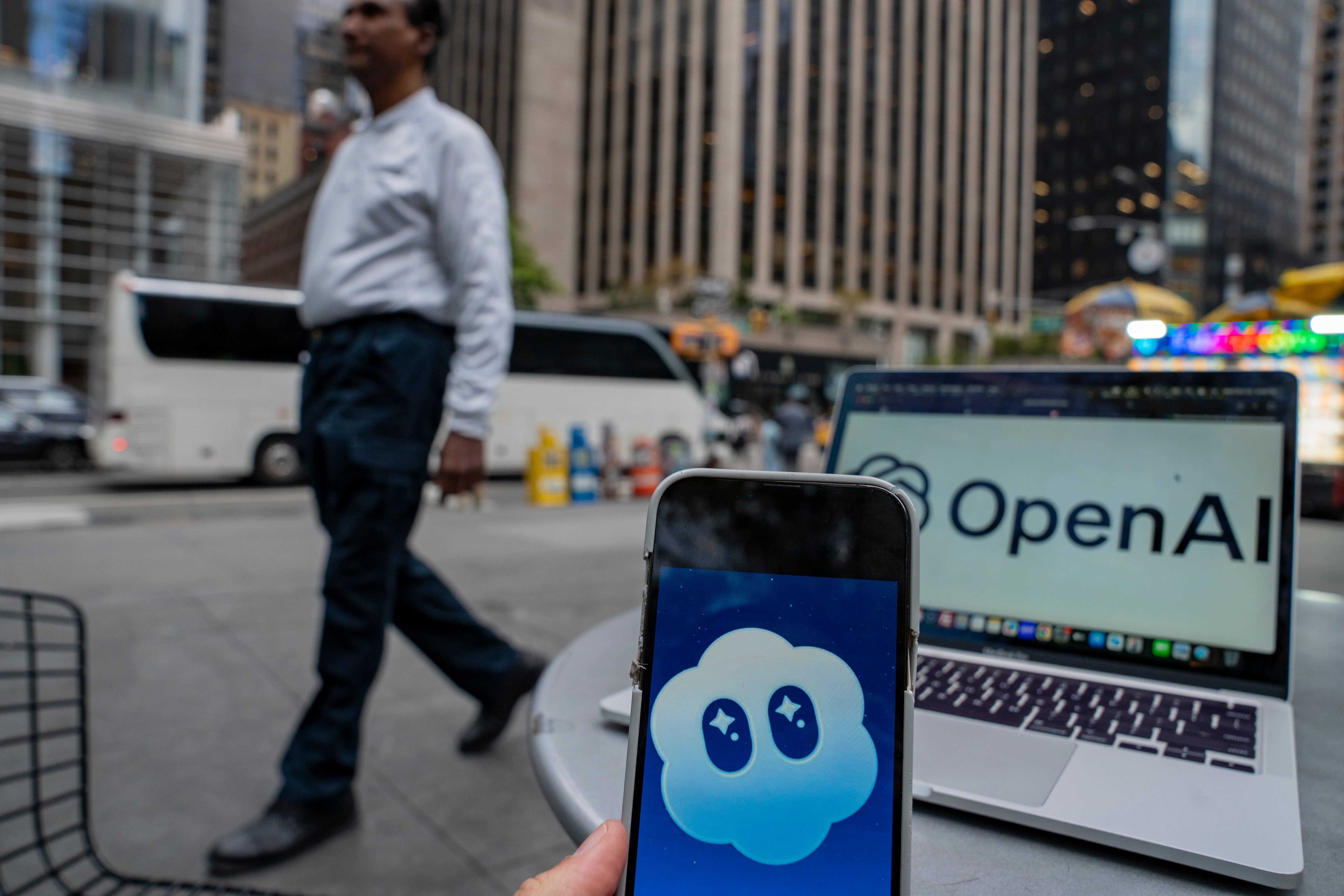 Fotografía de un teléfono con la plataforma Sora 2 en Nueva York